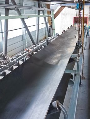 山東DTII型槽式皮帶機安裝現場